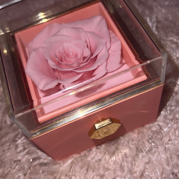 Necklace box (no necklace) does include bag. - Picture 2 of 3